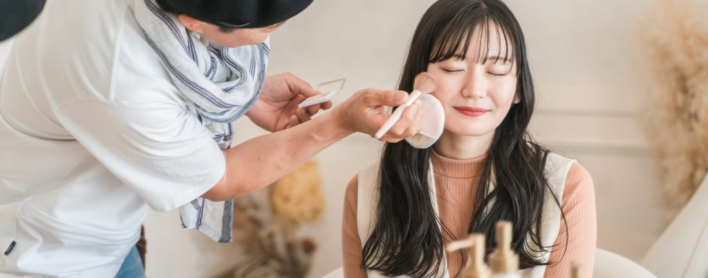 ヘアメイクの施術風景を伝える仮イメージ。成谷充未本人ではありません。